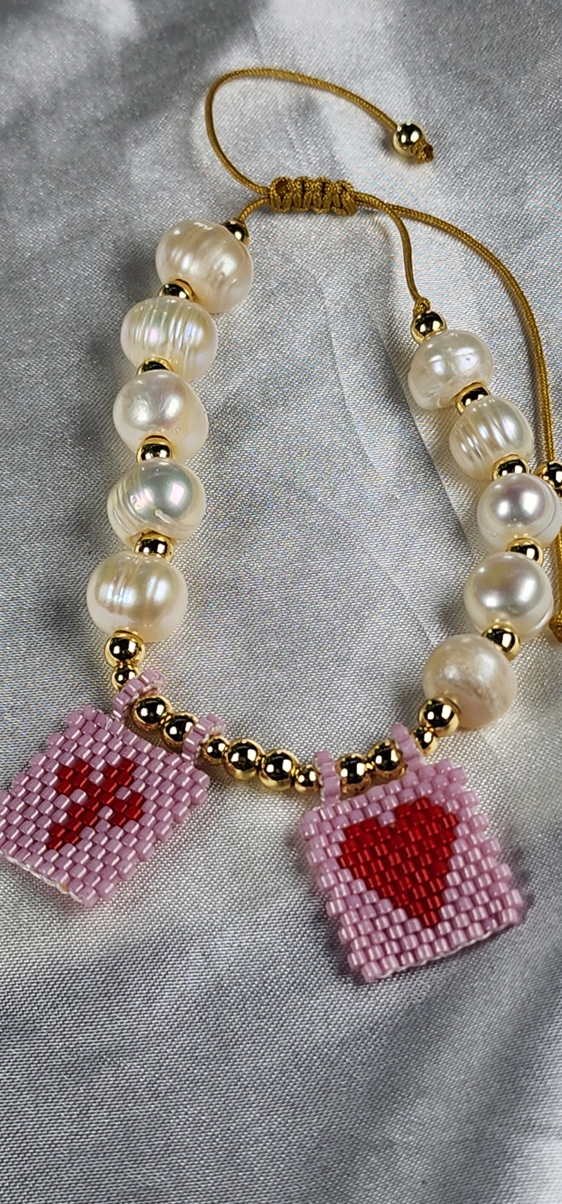 💮Gold-colored metal beaded bracelet set with faux pearls.📿