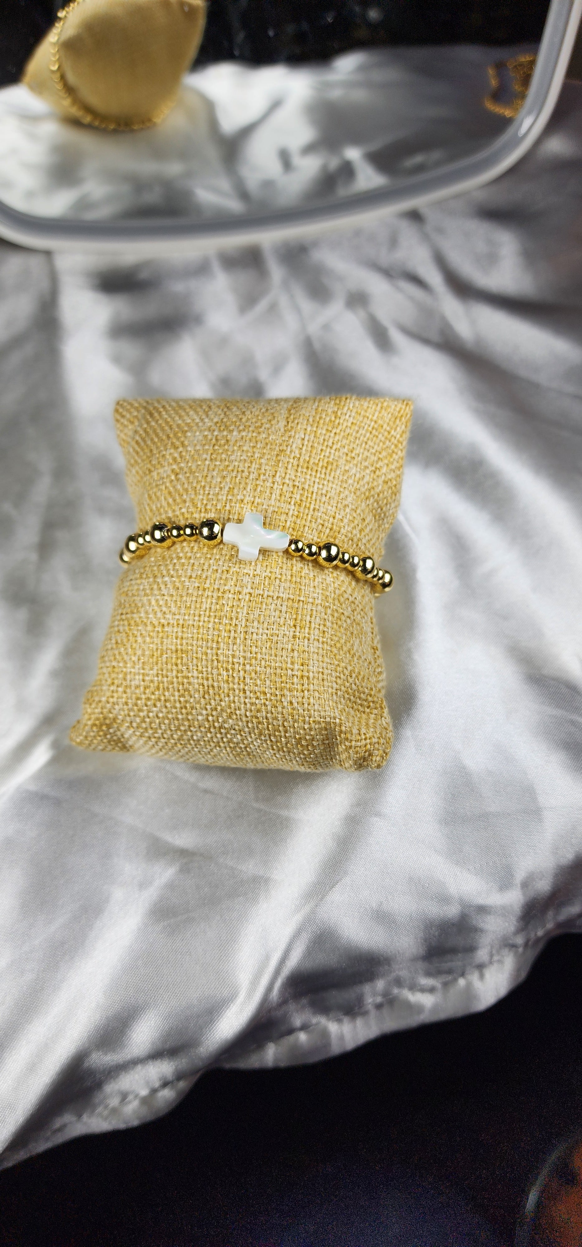 💮Set of elastic gold-colored beaded bracelets.📿