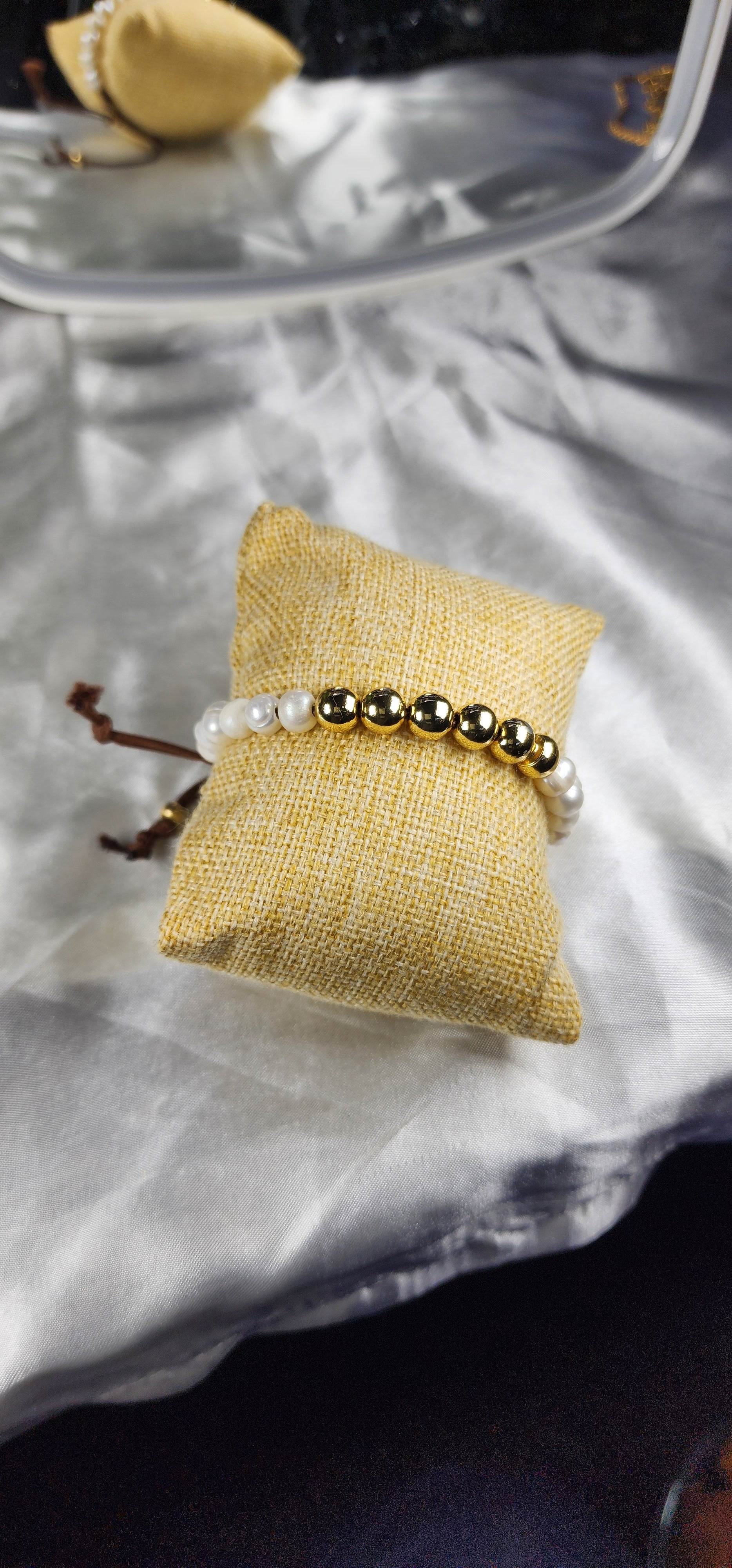 💮Gold-colored metal beaded bracelet set with faux pearls.📿