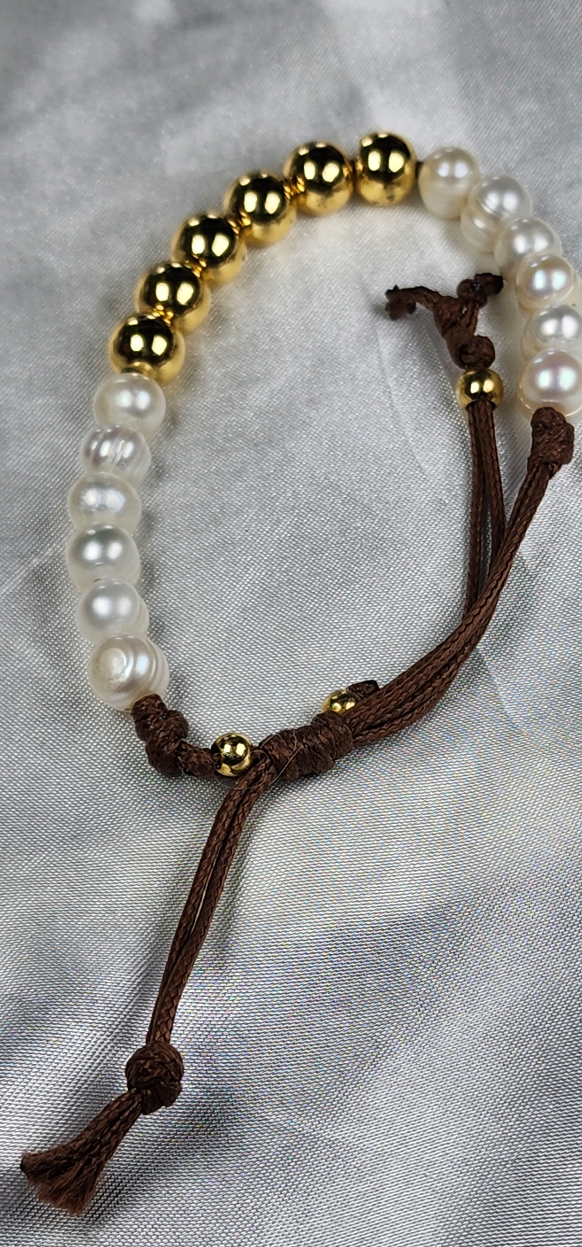 💮Gold-colored metal beaded bracelet set with faux pearls.📿