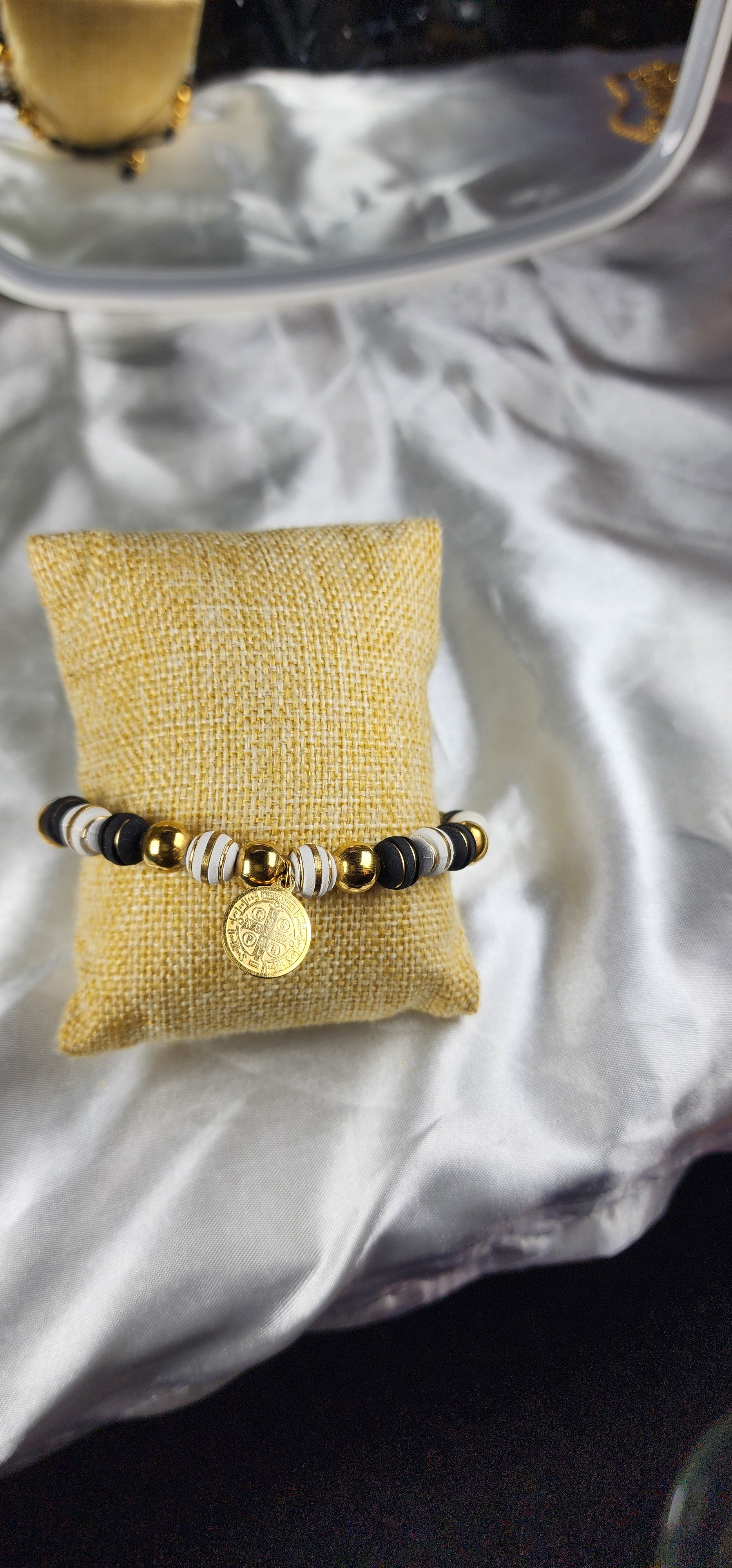 💮Religious beaded bracelets and crown bracelet.📿