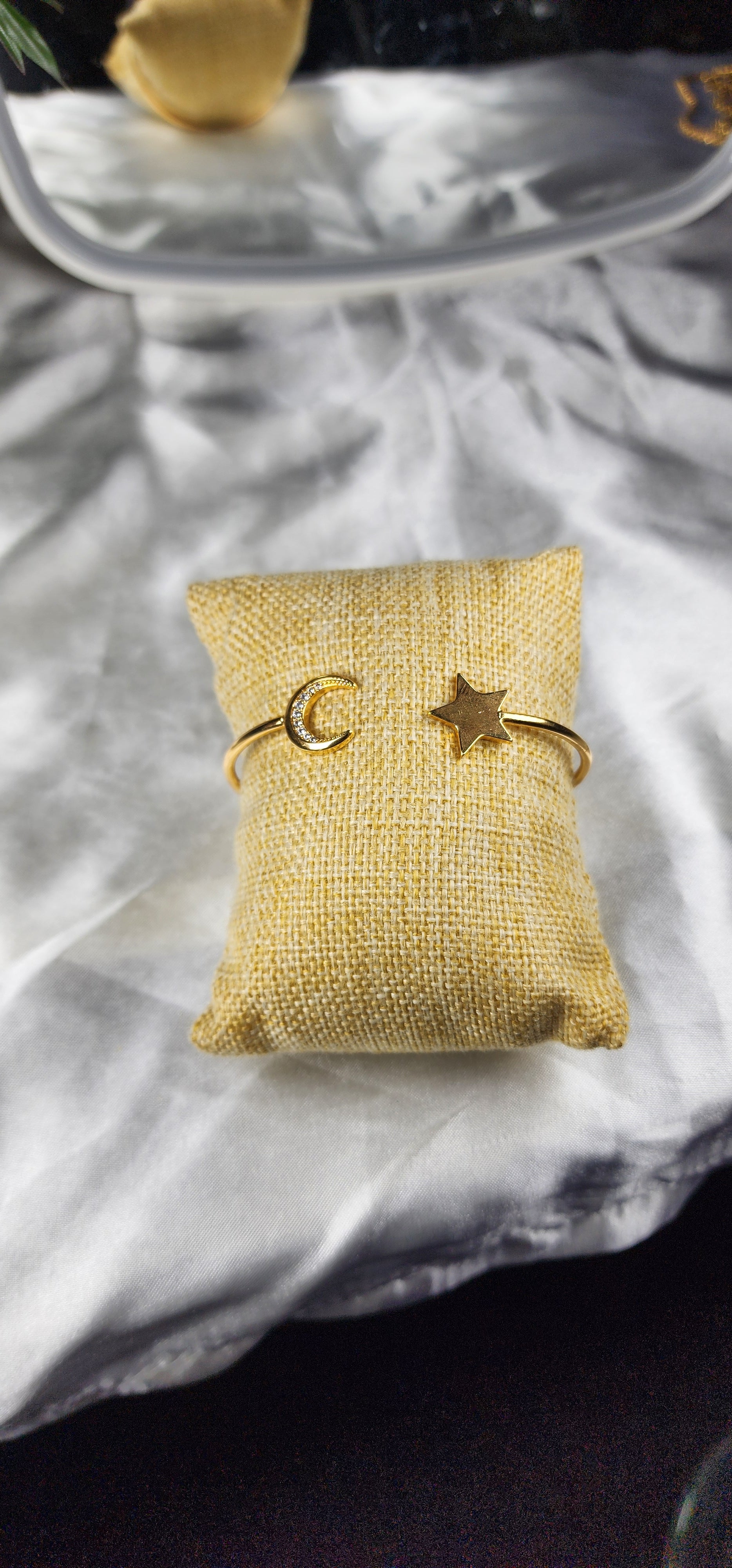 💮Adjustable bracelet with gold-plated star and moon.📿