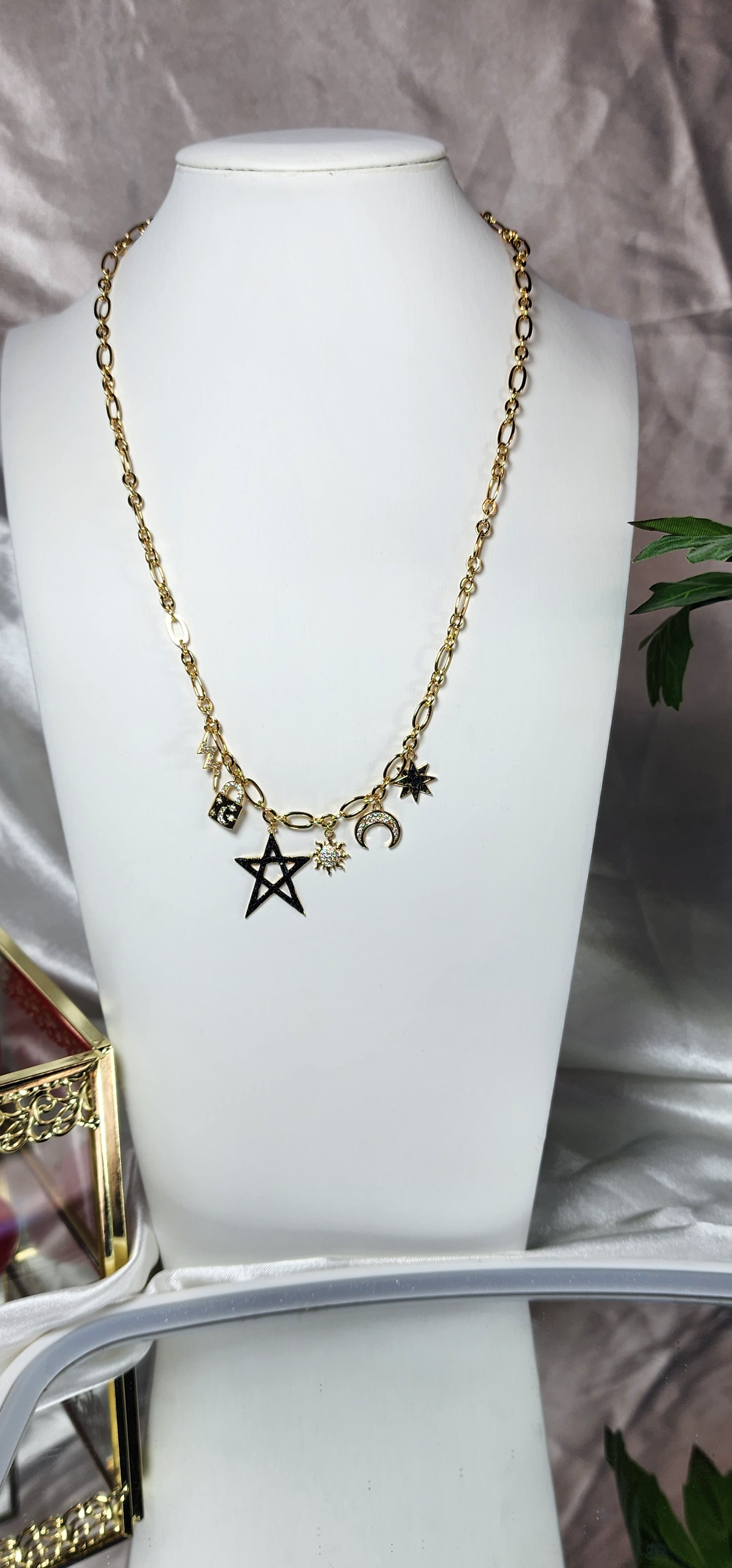 💮Beautiful necklace with a star, lightning bolt, lock, sun, and moon pendant.📿
