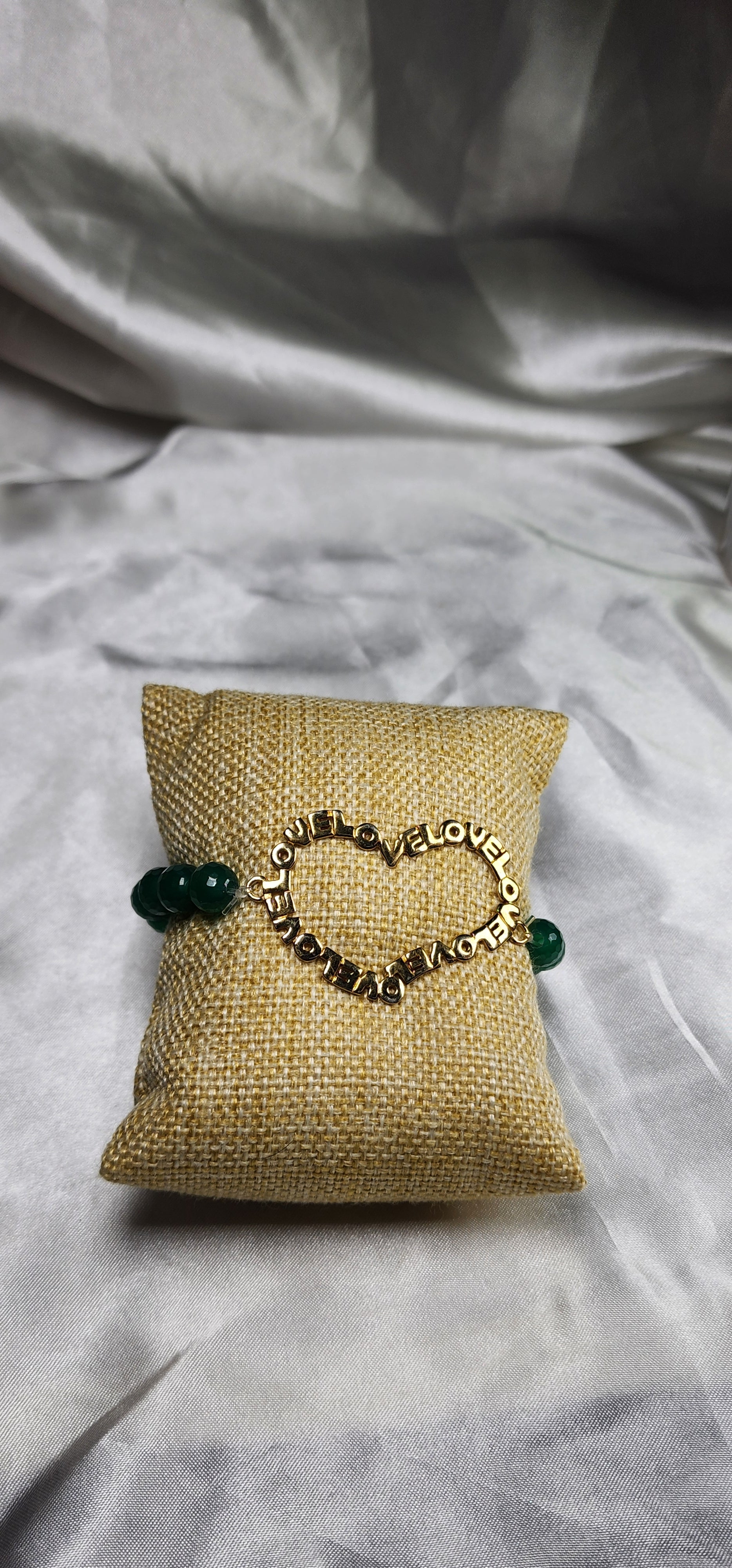 💮Beaded bracelets with a heart-shaped Love message.📿