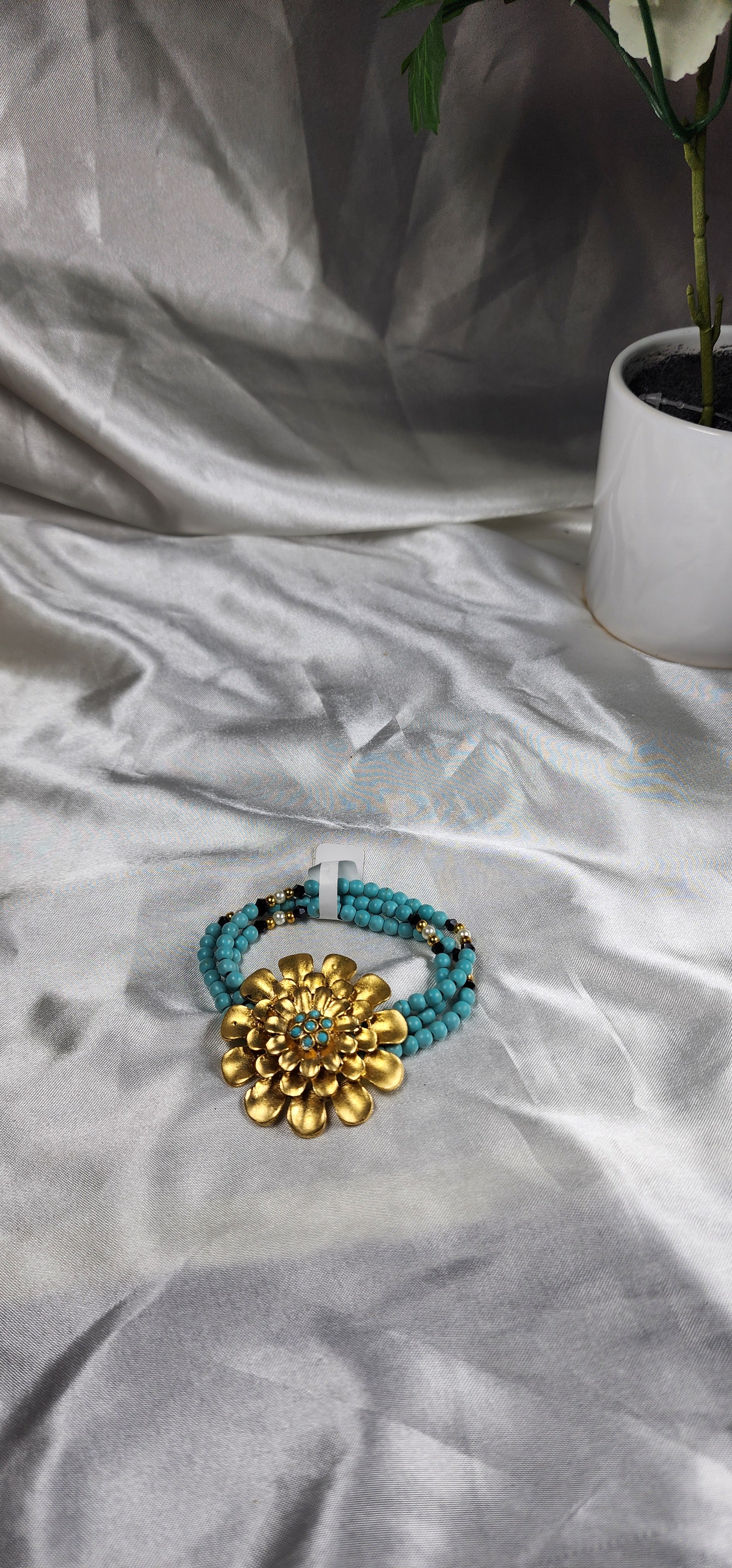 💮Stretch bracelets with pink pearl beads and gold detailing.📿