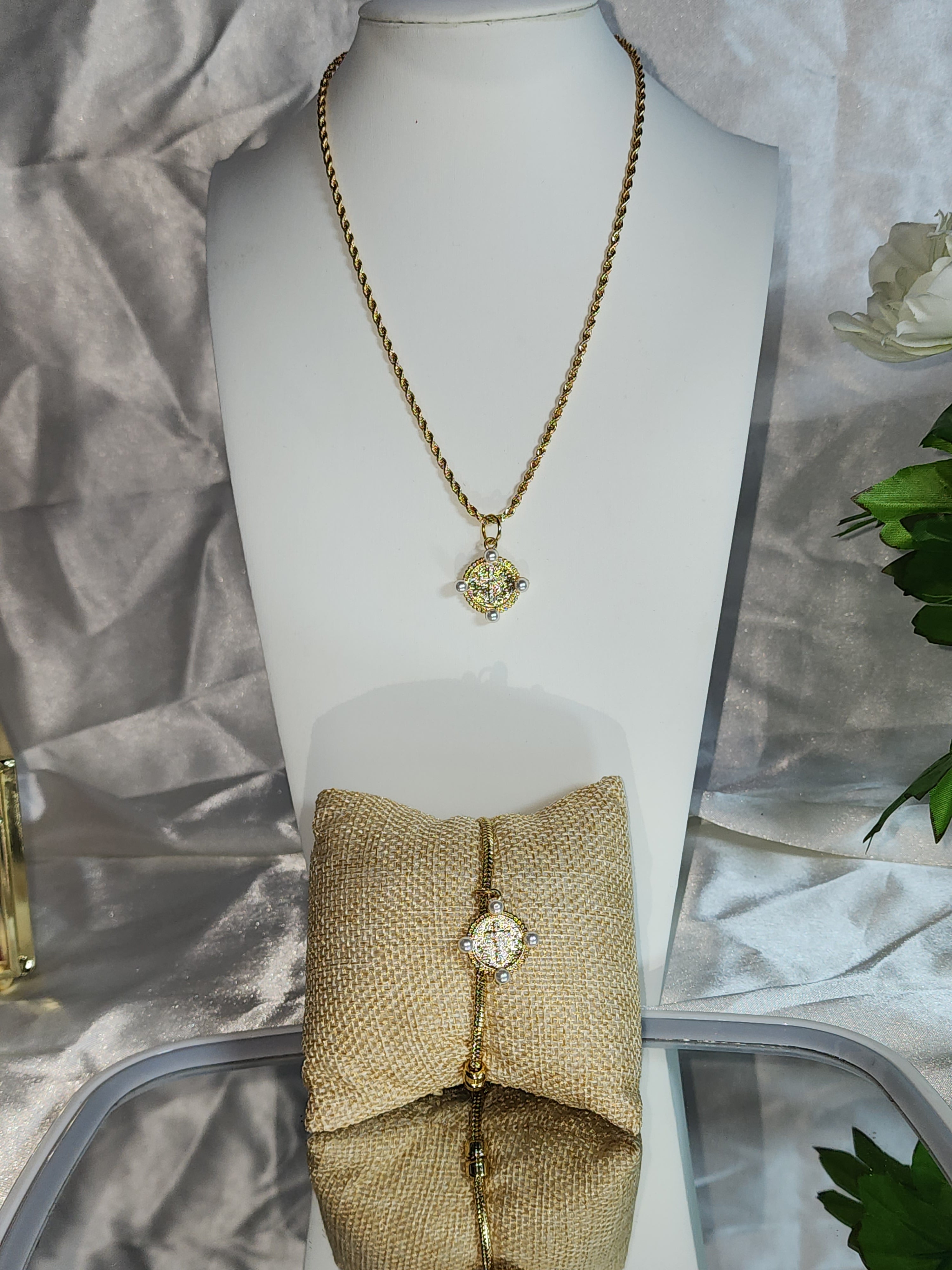 💮Religious choker and bracelet with a round pendant with a cross in the middle.📿