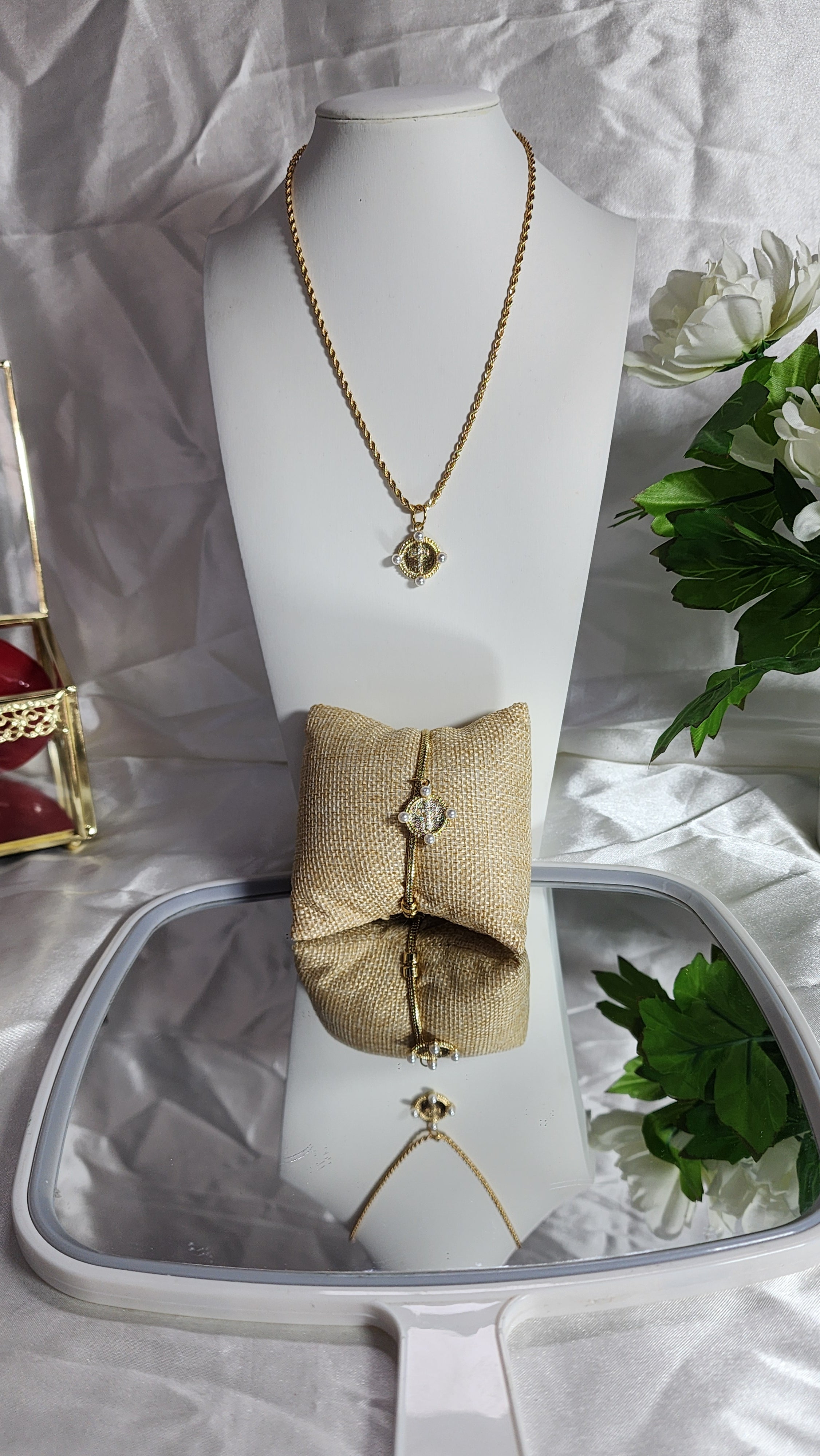 💮Religious choker and bracelet with a round pendant with a cross in the middle.📿