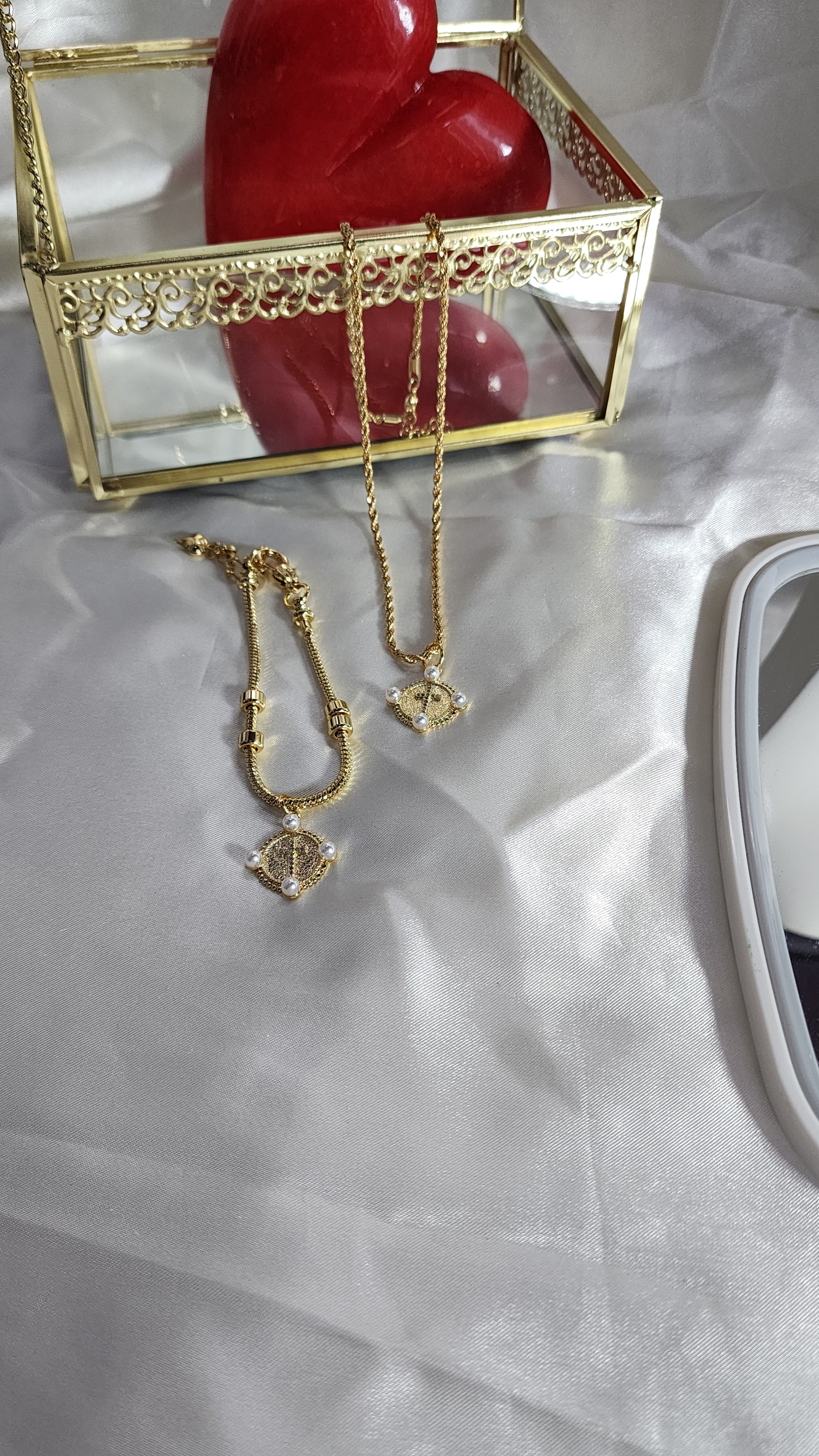 💮Religious choker and bracelet with a round pendant with a cross in the middle.📿