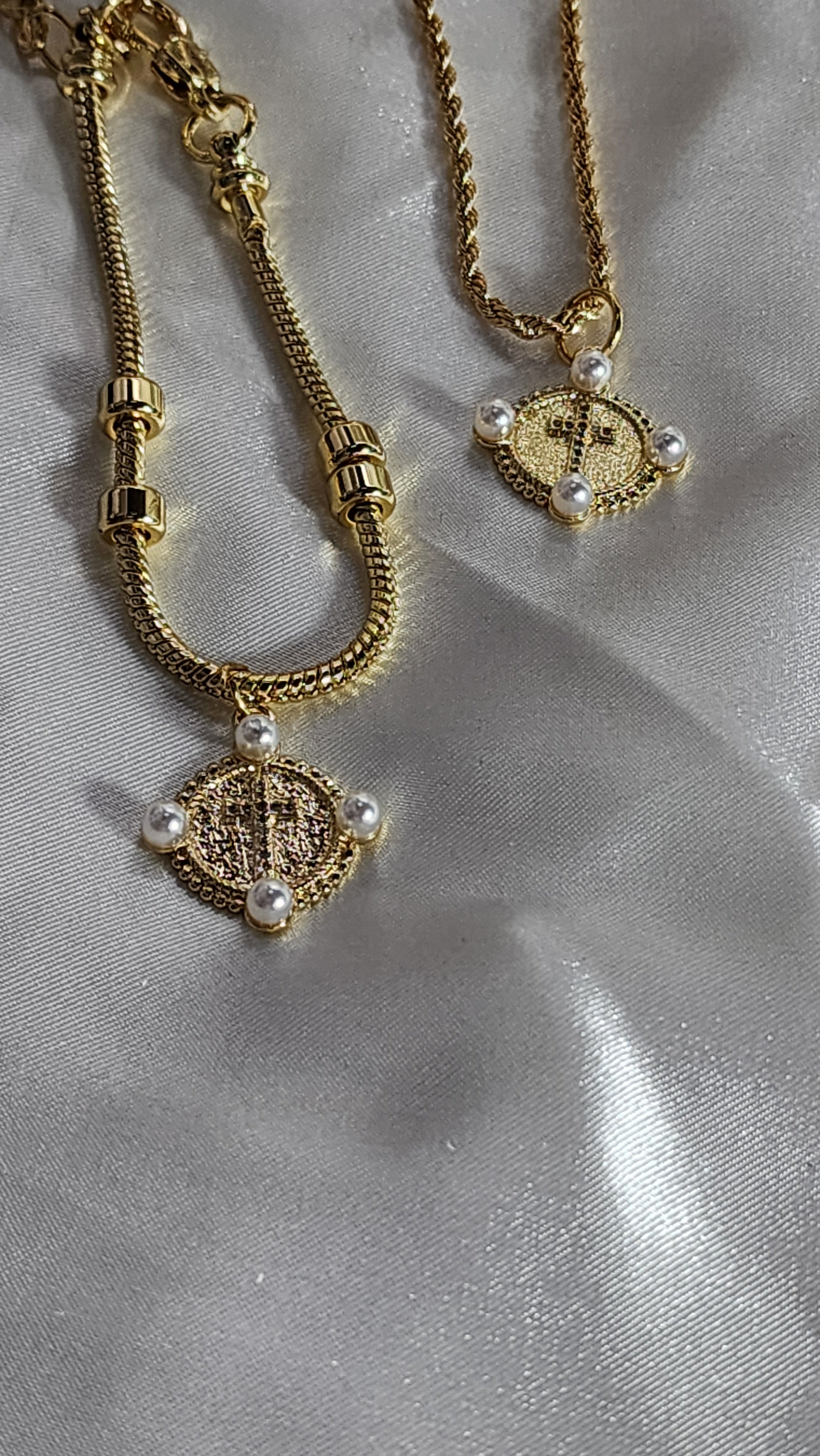 💮Religious choker and bracelet with a round pendant with a cross in the middle.📿