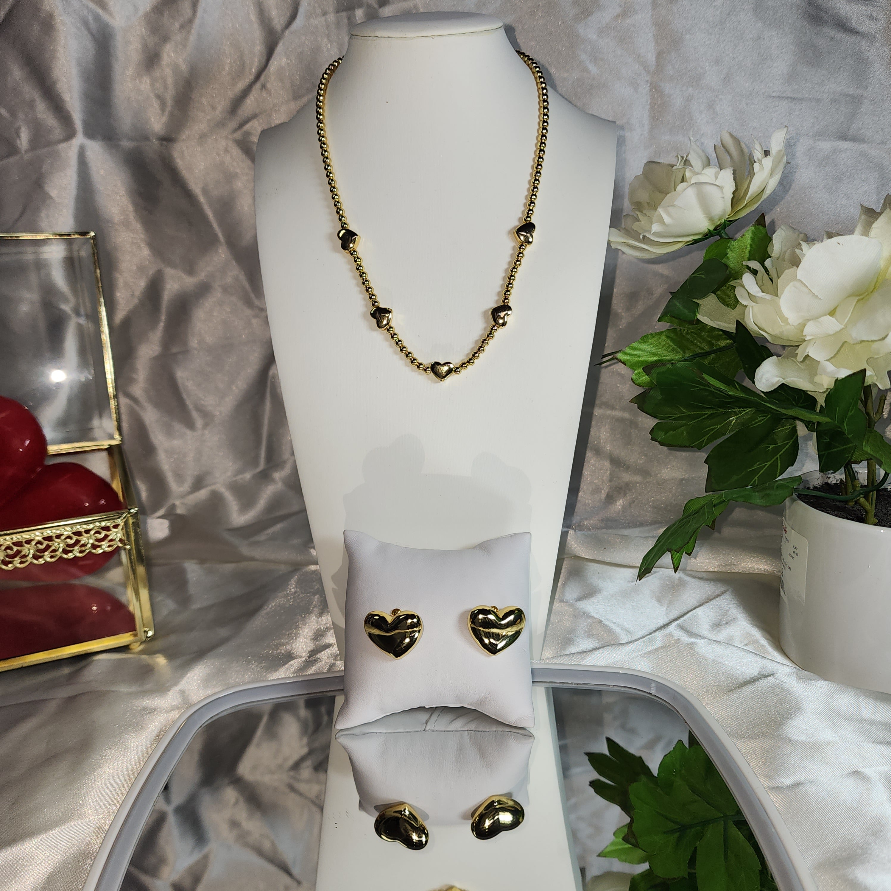 💮Choker necklace combined with heart beads and heart earrings.📿