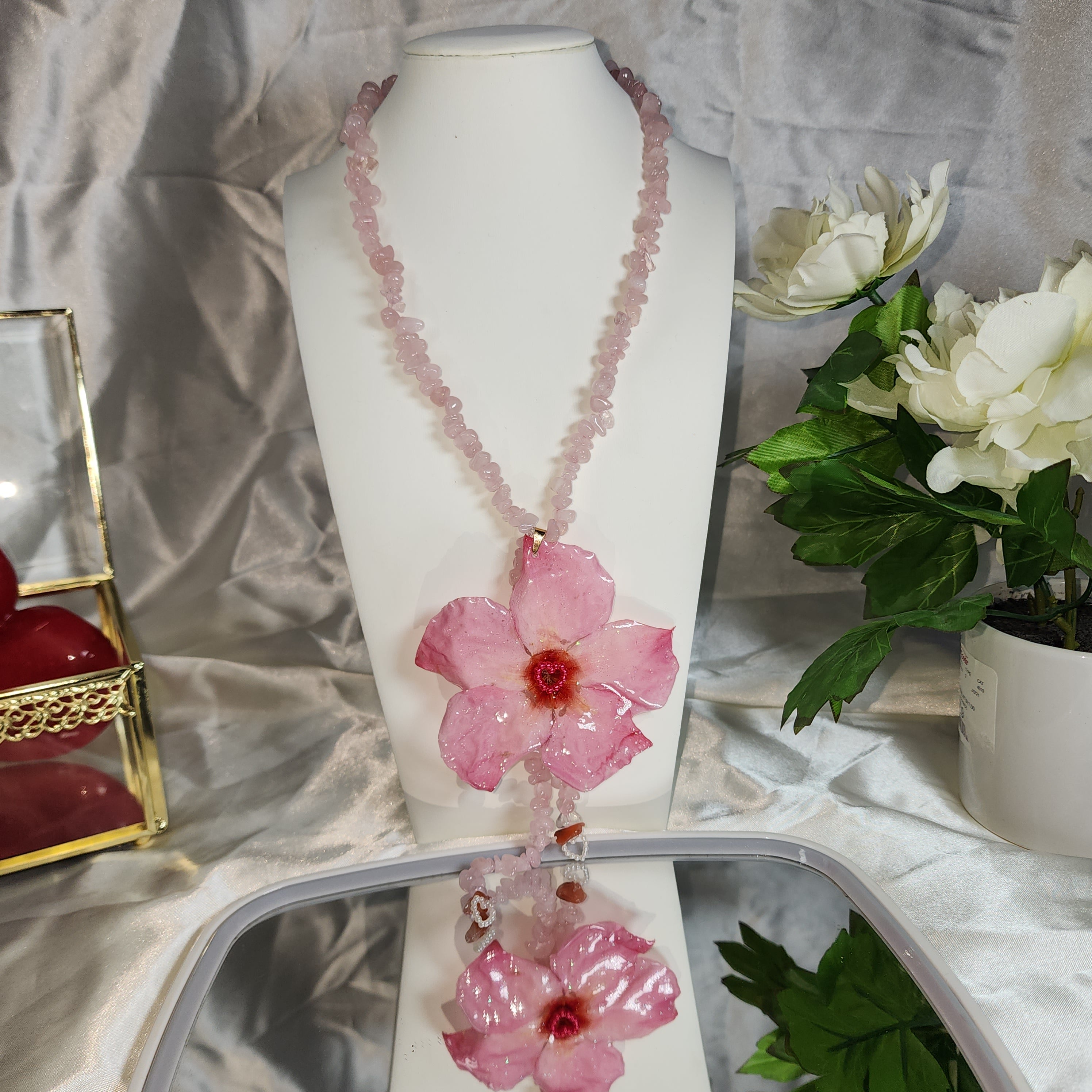 🏵️Resin necklace with real pink geranium flower, preserved in resin, botanical jewelry, floral jewelry📿💞