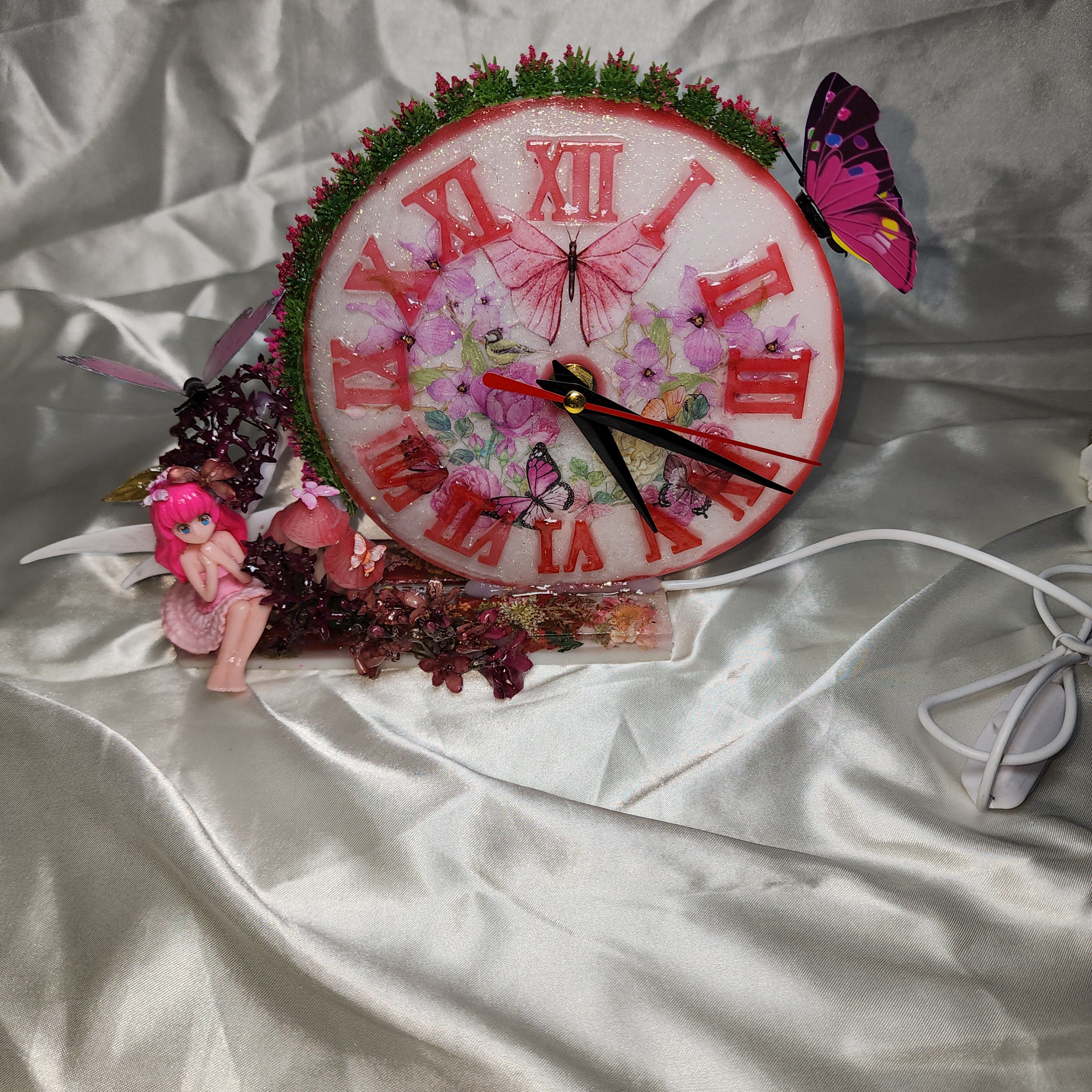 🏵️Ada's resin clock lamp from the pink garden.🕐💞