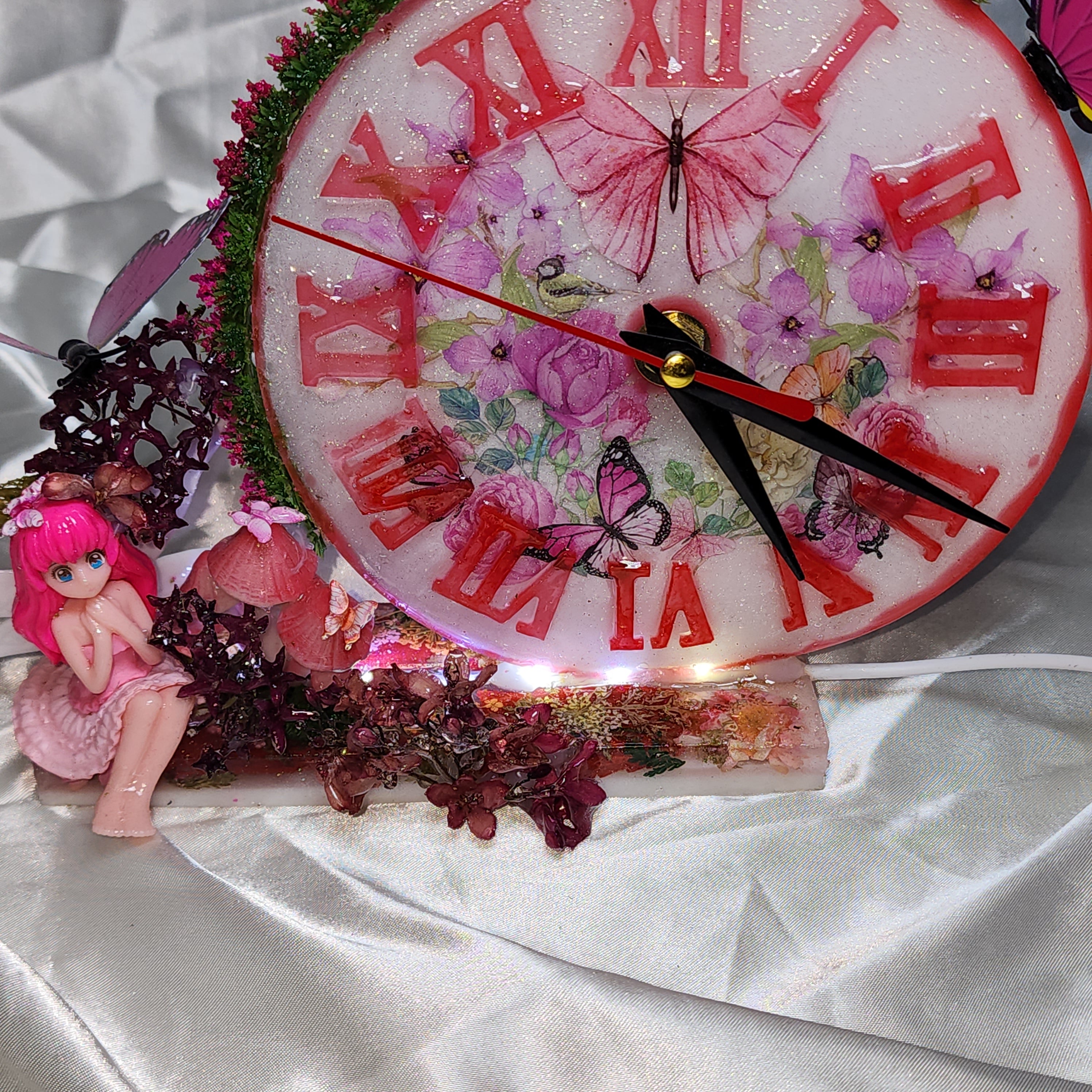 🏵️Ada's resin clock lamp from the pink garden.🕐💞