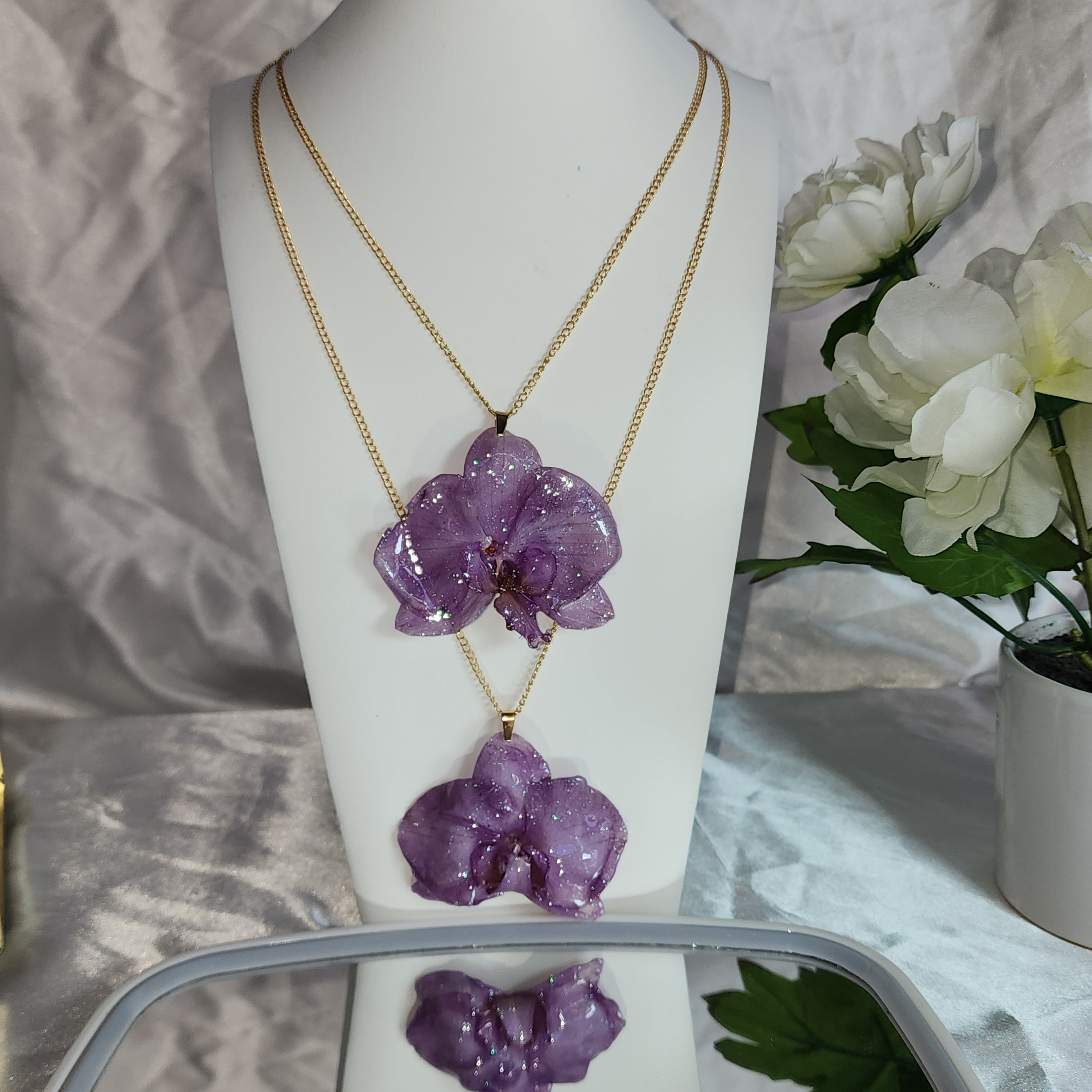 🏵️Gold-plated, stainless steel necklace with real Phalaenopsis orchid flowers, preserved in resin, botanical jewelry, floral jewelry 📿💞