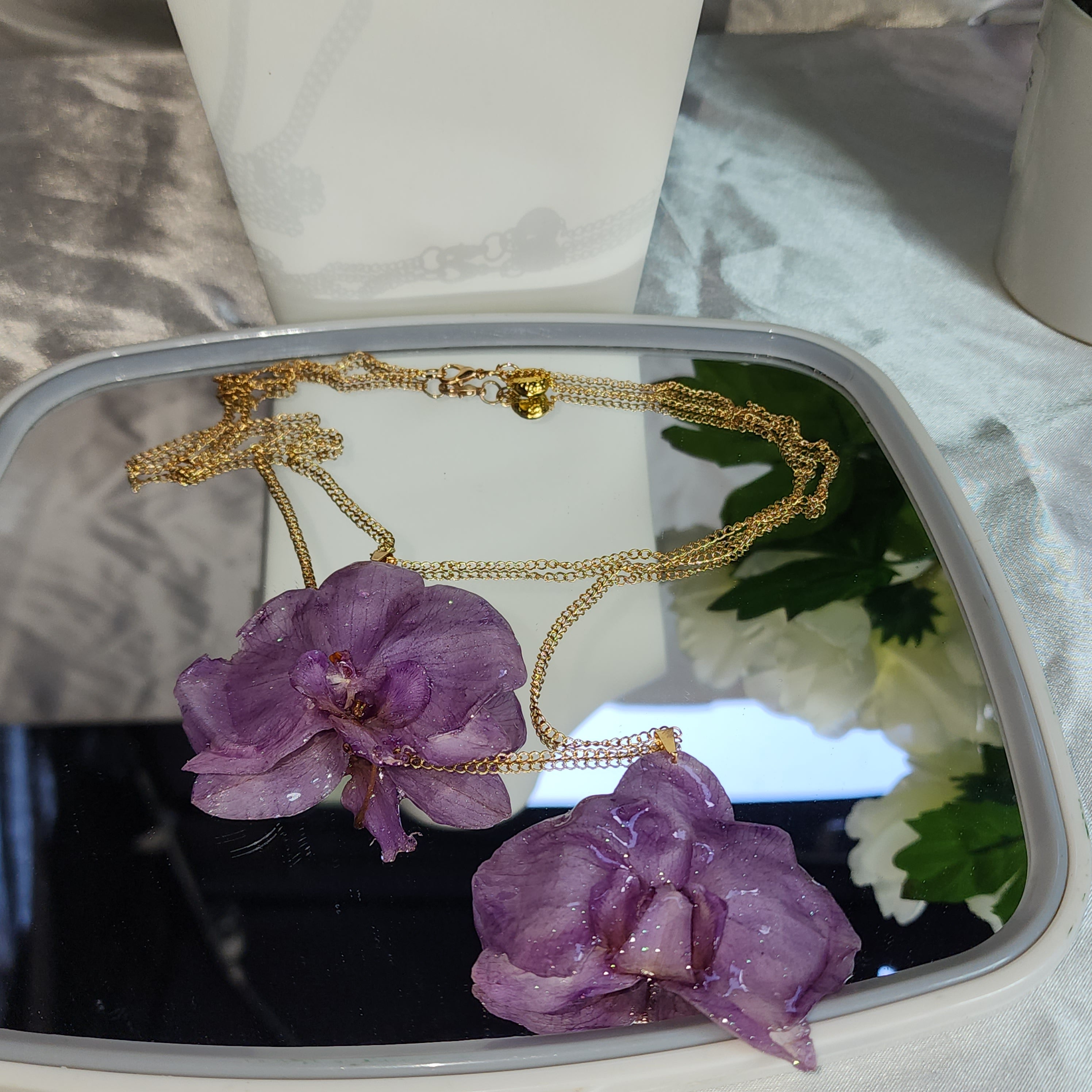 🏵️Gold-plated, stainless steel necklace with real Phalaenopsis orchid flowers, preserved in resin, botanical jewelry, floral jewelry 📿💞