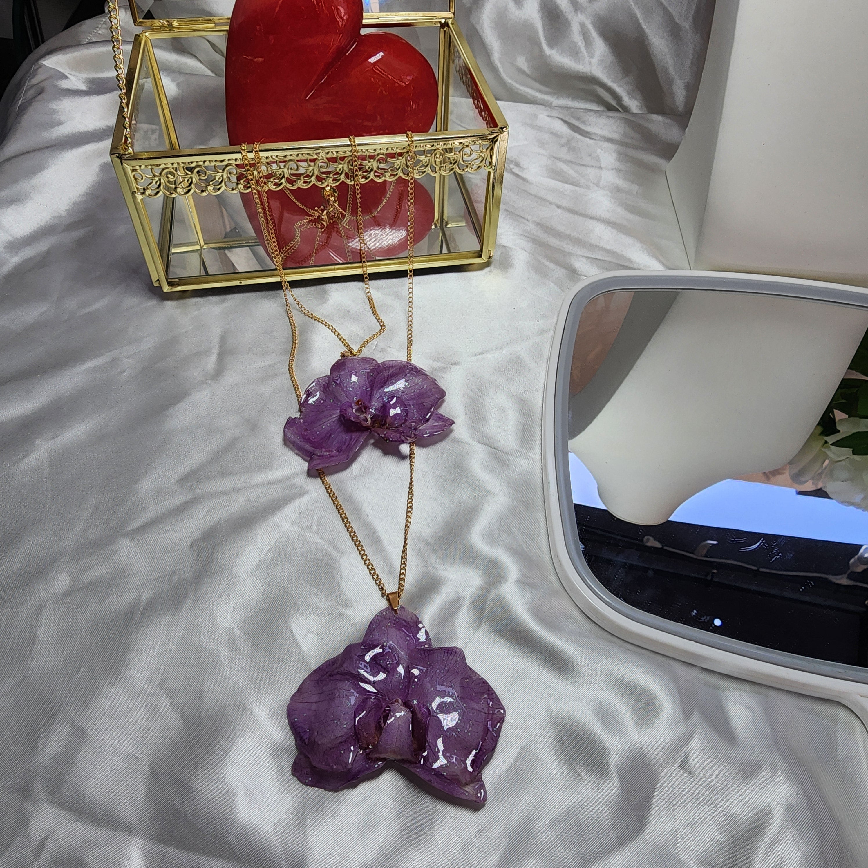 🏵️Gold-plated, stainless steel necklace with real Phalaenopsis orchid flowers, preserved in resin, botanical jewelry, floral jewelry 📿💞