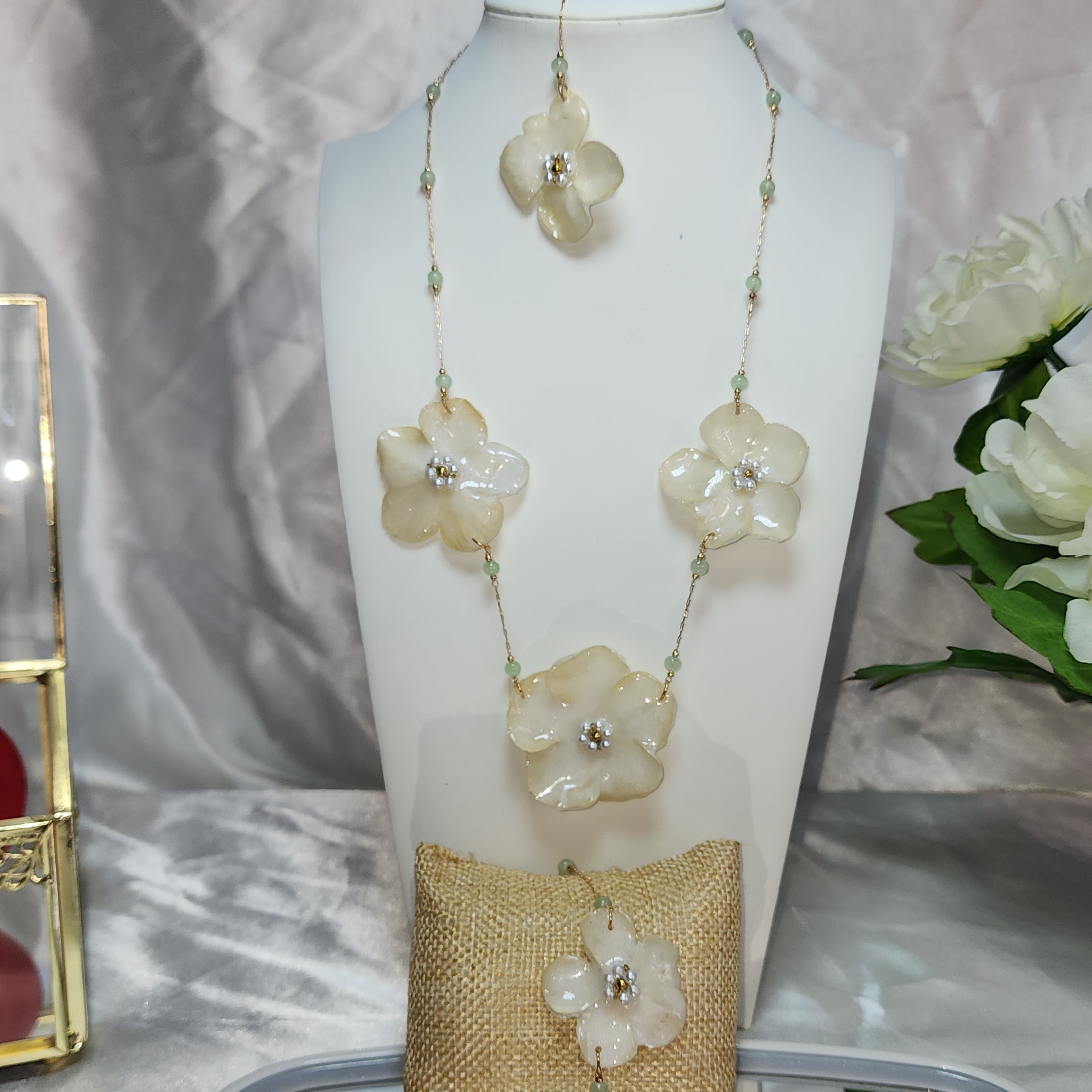 🏵️Beaded necklace and bracelet with real Vinca (Catharanthus roseus) flowers, preserved in resin, botanical jewelry, floral jewelry📿💞