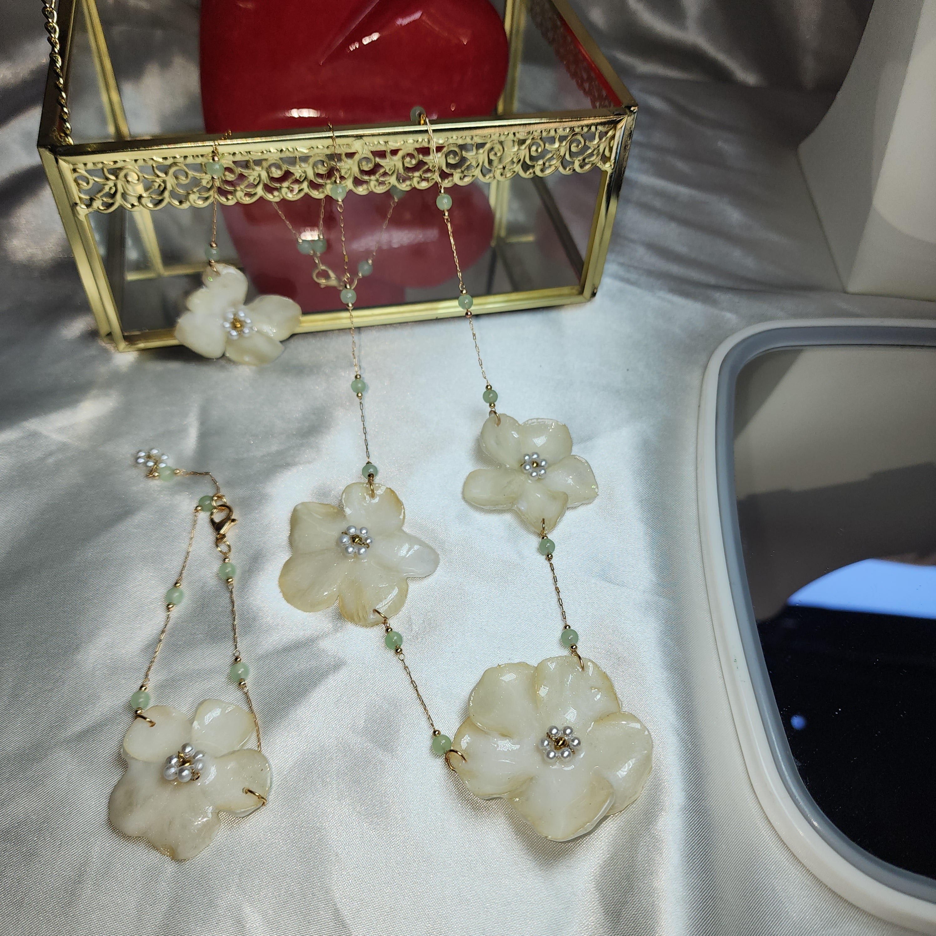 🏵️Beaded necklace and bracelet with real Vinca (Catharanthus roseus) flowers, preserved in resin, botanical jewelry, floral jewelry📿💞