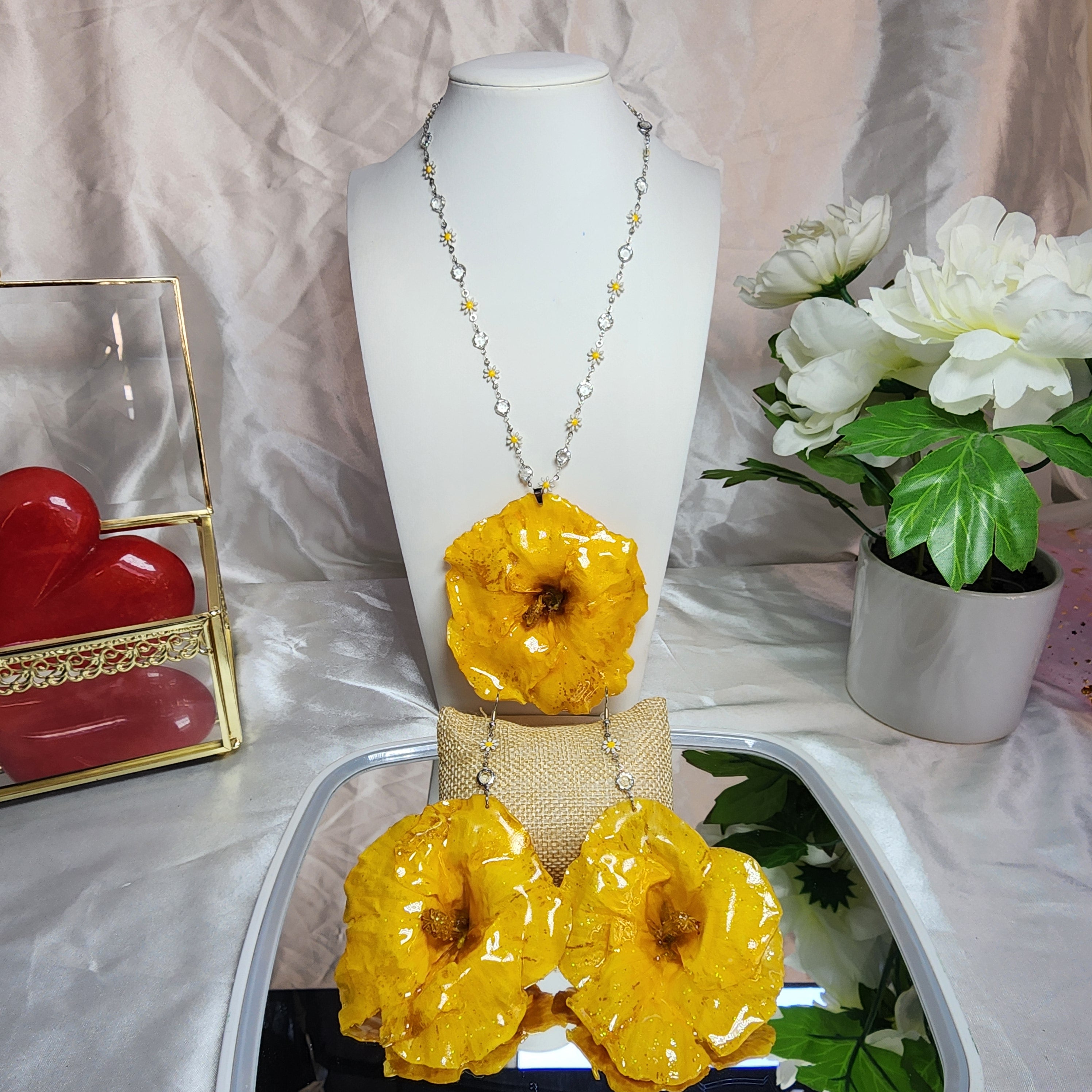 🏵️Necklace and earrings with real yellow Hibiscus flower, preserved in resin, botanical jewelry, floral jewelry📿💞