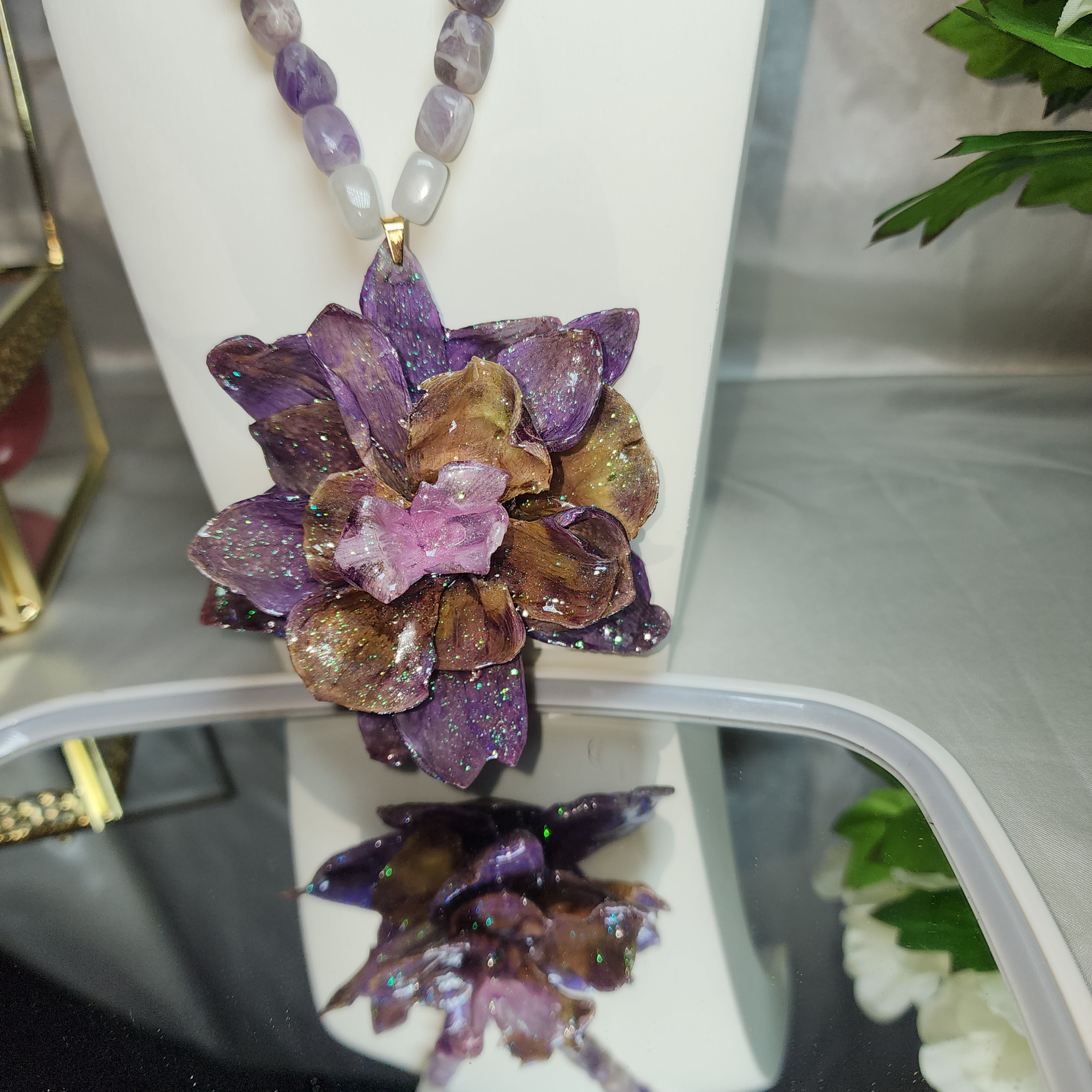 🏵️Real flower beaded necklace, purple Siam Tulip, preserved in resin, botanical jewelry, floral jewelry📿💞