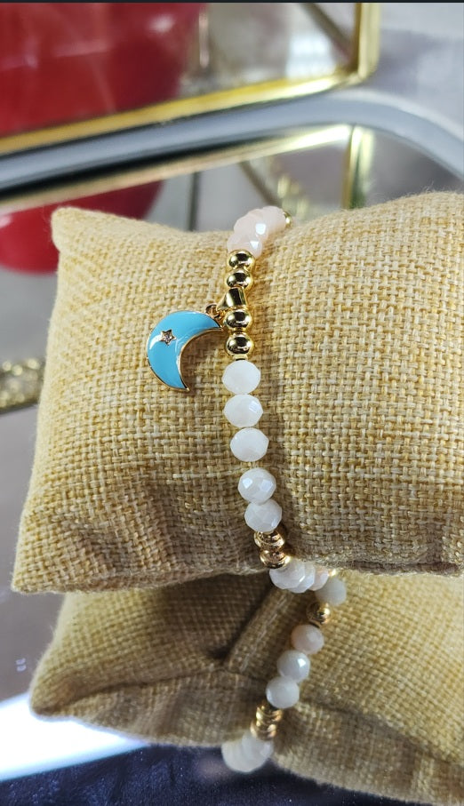 💮Gold-colored metal beaded bracelet set with faux pearls.📿