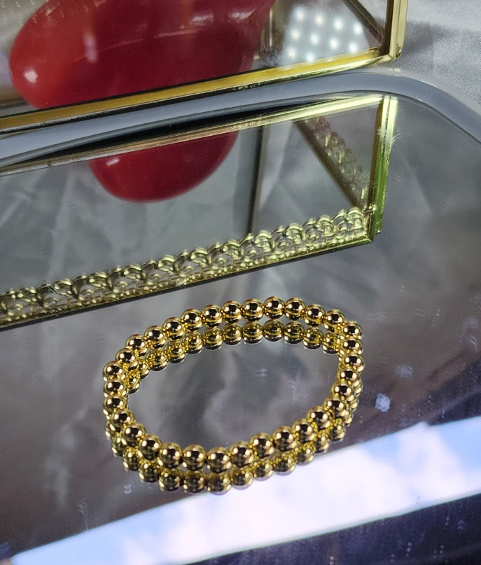 💮Set of elastic gold-colored beaded bracelets.📿