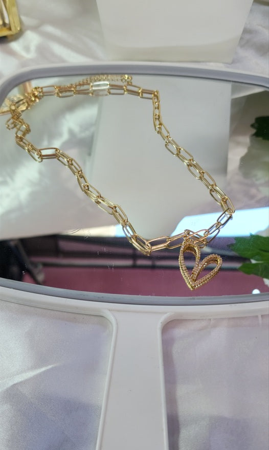 💮Necklace with a heart-shaped pendant decorated with white stones.📿