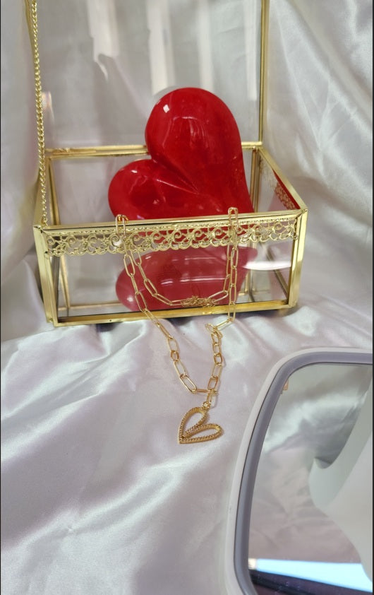 💮Necklace with a heart-shaped pendant decorated with white stones.📿