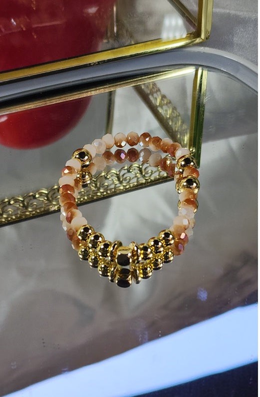 💮Gold-colored metal beaded bracelet set with faux pearls.📿